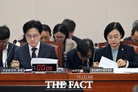  자료 살피는 김정관-한성숙 장관 [포토]