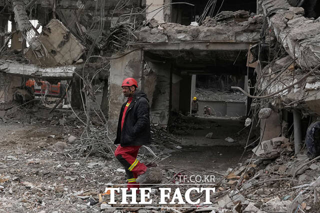 구조대원이 12일(현지시간) 이란 테헤란의 손상된 주거 건물을 수색하고 있다. /테헤란=AP.뉴시스
