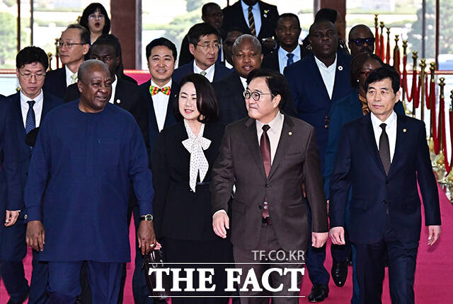 인사말 하는 조 드라마니 마하마 가나 대통령.