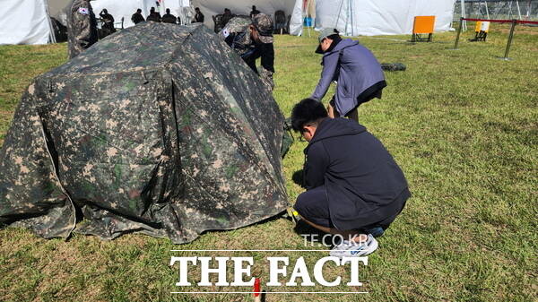 2024 계룡군문화축제와 지상군 페스티벌이 계룡대 활주로 일원에서 개최되는 가운데 어린이들이 군용텐트 설치 체험을 하는 모습. /더팩트DB