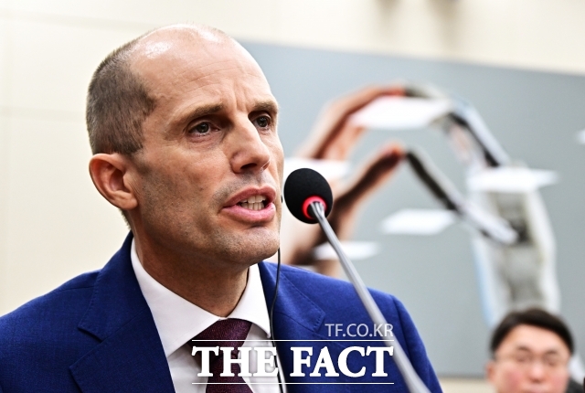 해롤드 로저스 쿠팡 대표이사가 지난해 12월 30일 오전 서울 여의도 국회에서 열린 쿠팡 침해사고 및 개인정보 유출, 불공정 거래, 노동환경 실태 파악과 재발방지 대책 마련을 위한 청문회에 증인으로 출석해 질의에 답변을 하고 있다. /국회=배정한 기자