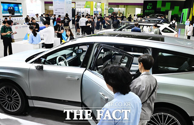 국내 대표 전기차 전시회 EV트렌드코리아 2025 개막식 모습. /이새롬 기자