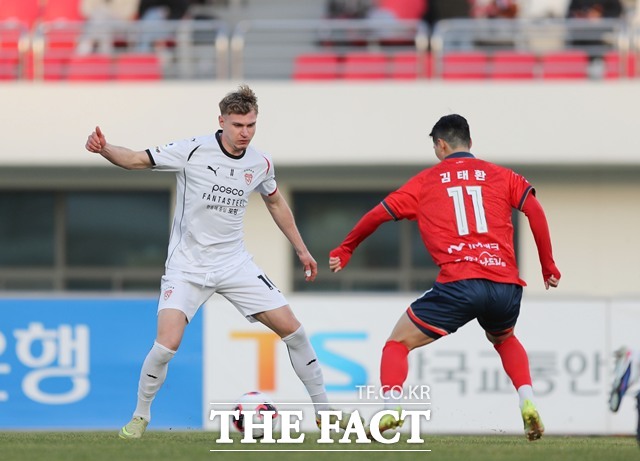 데뷔전에서 데뷔골을 기록하며 기대에 부응한 포항 공격수 트란지스카(왼쪽)./K리그