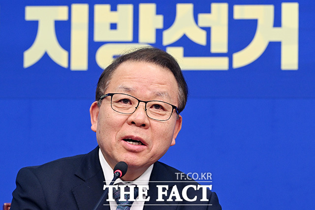 더불어민주당은 13일 충청북도지사 경선 후보에 공모했던 노영민·송기섭·신용한·한범덕 예비후보 모두를 경선 후보자로 선정했다고 밝혔다. 사진은 김이수 민주당 공천관리위원장. /남용희 기자