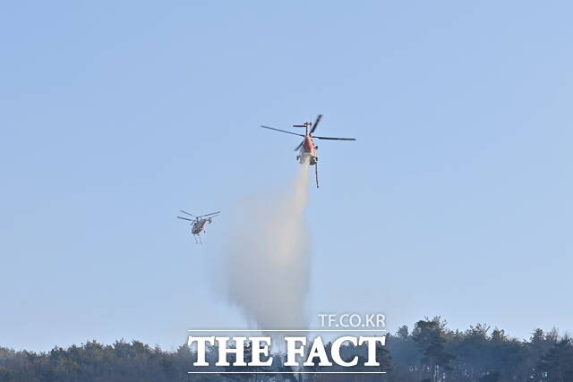 2월 21일 충남 예산군 대술면 일대에서 산불이 발생한 가운데 소방헬기가 진화에 나서고 있다. /충남도