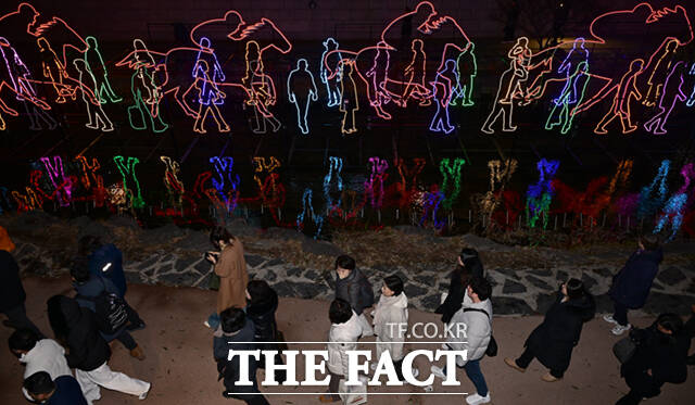 청계천 등 인기 관광지를 보유한 중구는 이순신 축제를 통해 관광객 확대에 집중한다. 사진은 지난해 청계천 일대에서 열린 서울빛초롱축제에 시민들이 참여한 모습. /이새롬 기자