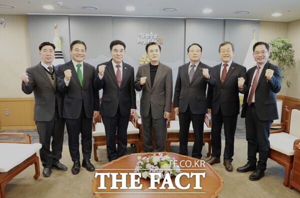 12일 충남도청에서 충남도와 계룡시, 육군협회가 2026년 대한민국 국제방위산업전시회(KADEX) 성공 개최를 위한 간담회를 갖고 있다. /계룡시