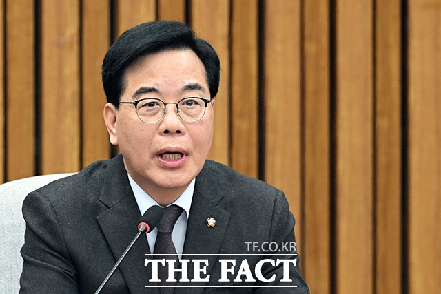 송언석 국민의힘 원내대표가 13일 정치보복성 고발남발의 시대를 열어젖힌 책임은 모두 이재명 정권에 있다고 비판했다. 사진은 송 원내대표가 지난 11일 오전 서울 여의도 국회에서 열린 지역발전 영입 인재 환영식에서 발언을 하고 있는 모습. /남용희 기자