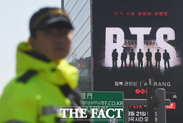 그룹 방탄소년단(BTS)의 광화문 공연이 일주일여 앞으로 다가온 13일 오후 서울 종로구 광화문 일대에 배치된 경찰들이 현장 안전을 위한 근무를 하고 있다. /박상민 기자