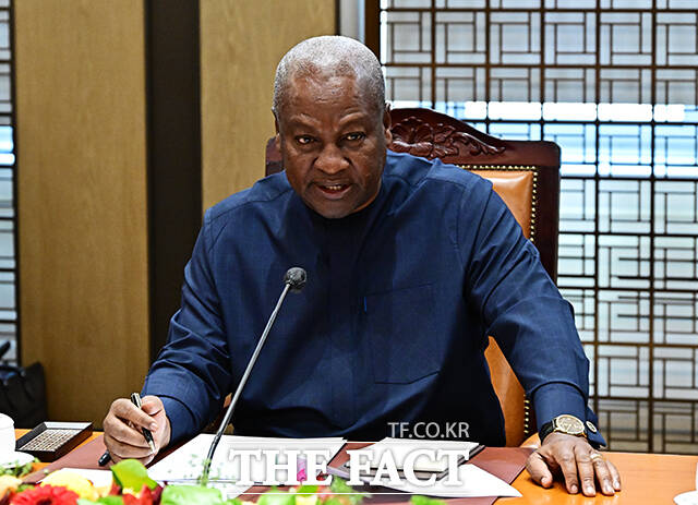 인사말 하는 조 드라마니 마하마 가나 대통령.