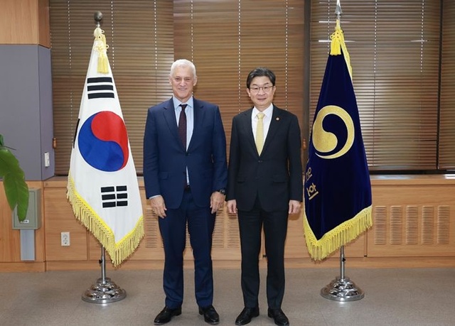 이억원 금융위원장(오른쪽)이 13일 서울정부청사에서 빌 윈터스 영국 스탠다드차타드그룹(SC그룹) 회장과 면담을 가지고, 중동발 글로벌 위기 상황 등을 논의했다. /금융위원회