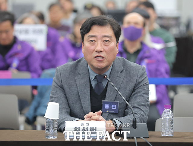 최성범 전 용산소방서장이 13일 오후 서울 중구 은행회관에서 열린 10·29 이태원참사 진상규명 청문회에 출석해 증언을 하고 있다. /송호영 기자