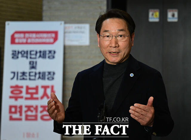 유정복 인천시장이 13일 오후 서울 여의도 국민의힘 중앙당사를 찾아 이정현 국민의힘 공천관리위원장의 사퇴와 관련해 입장을 밝히고 있다. /이새롬 기자