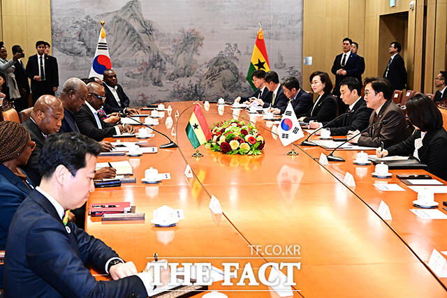 인사말 하는 조 드라마니 마하마 가나 대통령.