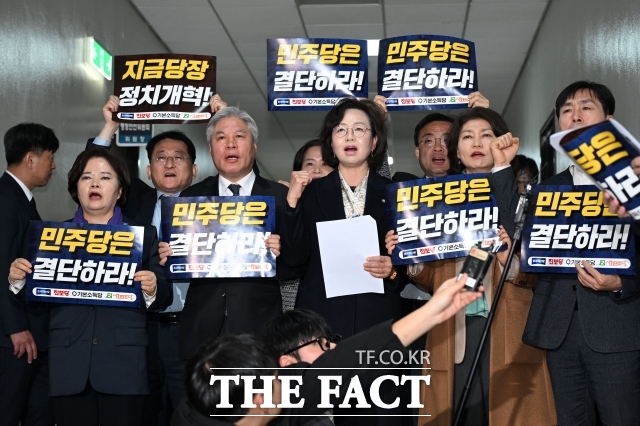 국회 정치개혁특별위원회가 13일 재개됐지만 정치개혁 추진의 실현 가능성을 두고는 회의적 시각이 나온다. 사진은 개혁진보 4당 의원들이 13일 오전 정개특위 전체회의에 앞서 손피켓을 들고 구호를 외치고 있는 모습. /남용희 기자