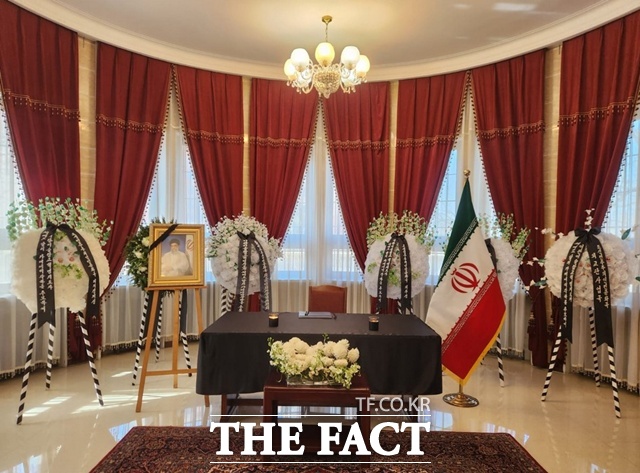 북한 주재 이란 대사관에서 아야톨라 세예드 알리 하메네이 전 최고지도자를 추모하는 조문 행사가 열려 조선노동당 인사들이 참석한 것으로 확인됐다. 사진은 북한 평양 주재 이란대사관에서 열린 하메네이 전 최고지도자 조문 행사 모습. /대북 소식통