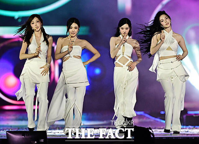 에스파가 오는 5월 새 앨범을 발매한다. 사진은 지난해 9월 마카오에서 열린 2025 TMA에 참석해 무대를 펼치는 모습. /배정한 기자