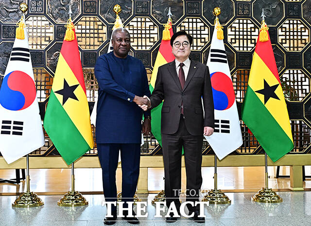 인사말 하는 조 드라마니 마하마 가나 대통령.