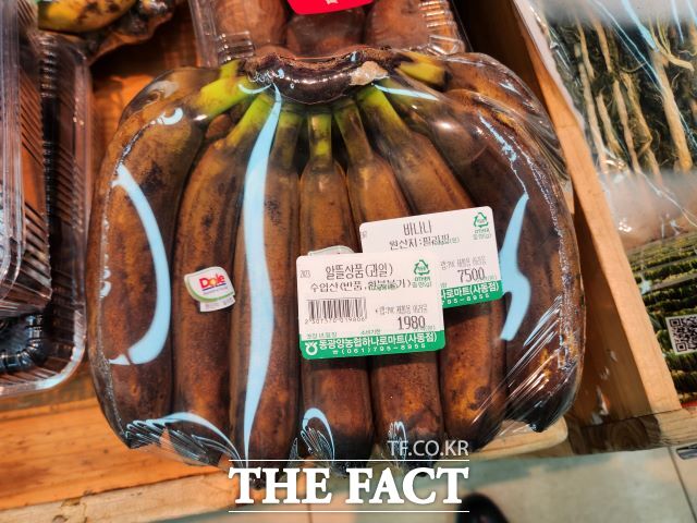 숙성이 한참 지나 검게 변색된 바나나가 진열·판매되고 있다. /김동언 기자