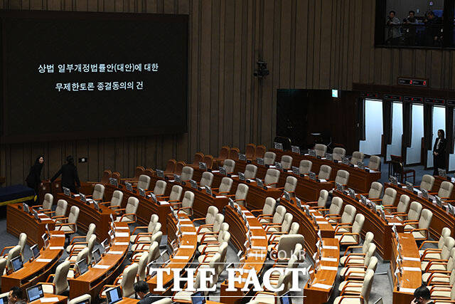 이달 주요 증권사들의 주총이 순차적으로 열리면서 강화된 주주환원 정책에 이목이 쏠린다. 지난달 25일 오후 서울 여의도 국회에서 열린 제432회 국회(임시회) 8차 본회의에서 3차 상법 개정안이 찬성 175표 기권 1표로 통과되고 있다. /남용희 기자