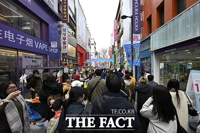 중구는 명동 일대에 소규모 게릴라 공연과 뷰티체험 행사 등을 준비, 다채로운 즐길 거리를 마련한다. 사진은 지난 2월 14일 명동을 찾은 관광객들이 거리에 있는 모습. /송호영 기자