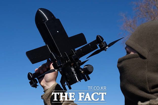 우크라이나 기업 제너럴 체리 관계자가 11일(현지시간) 우크라이나 키이우에서 대공 요격 드론을 시연하고 있다. /키이우=AP.뉴시스