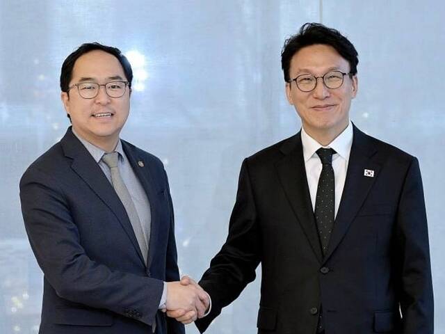 미국을 방문 중인 김민석 국무총리는 12일(현지시간) 앤디 김 연방 상원의원(민주·뉴저지)을 면담하고 한국인 전문직 비자 쿼터 신설을 골자로 하는 '한국 동반자 법안'(Partner with Korea Act)의 미 의회 통과와 관련한 협조를 요청했다. /총리실