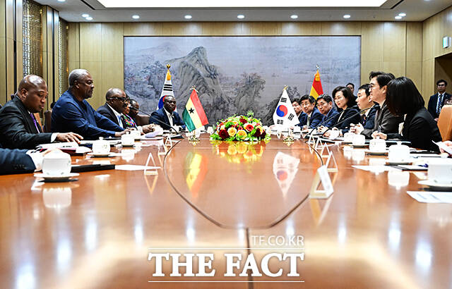 인사말 하는 조 드라마니 마하마 가나 대통령.