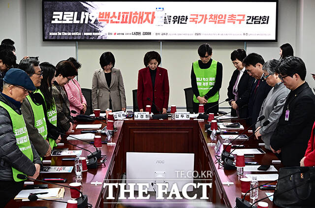 피해자를 위해 묵념하는 참석자들.