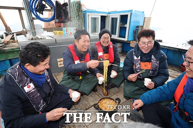 민주당 정 대표와 인천시장 후보로 단수 공천된 박찬대 의원이 지난 11일 오후 인천 강화군 서검도 앞바다 조업한계선 근처 괴리어장에서 새우잡이 조업 체험을 하던 중 라면을 먹는 모습. /배정한 기자