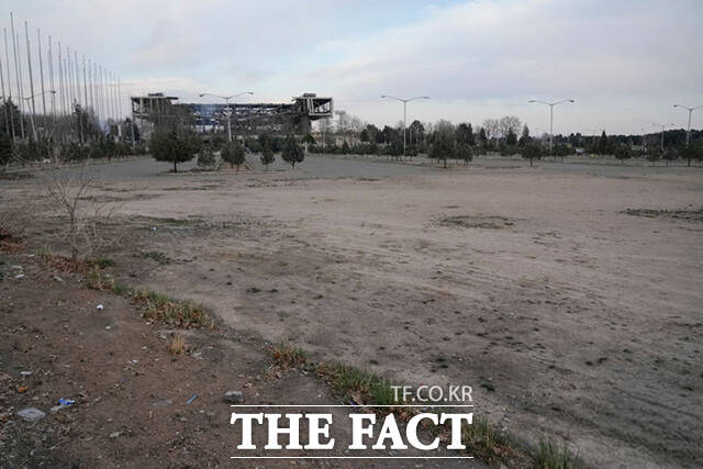 1만 2000석 규모의 아자디 실내 경기장이 5일(현지시간) 미국과 이스라엘의 공습으로 손상되어 있다. /테헤란=AP.뉴시스