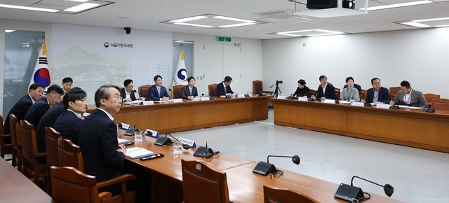 유류가격 안정을 위해 최고가격제 및 매점매석 고시 시행에 따라 국세청은 13일 전국지방청장 회의를 열고 최고가격제 및 매점매석 고시 시행이 소비자 가격에 신속히 반영연될 수 있도록 지방국세청이 적극적인 역할을 당부했다. /국세청