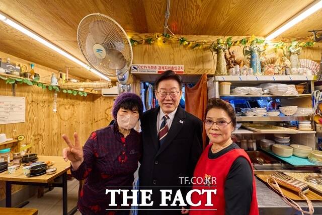 이재명 대통령은 13일 오후 충북 청주 사창시장을 찾아 주민 및 상인들과 소통의 시간을 가졌다. 이 대통령이 2월 9일 오후 종로구 통인시장을 찾아 상인들과 기념촬영을 하고 있다. /청와대