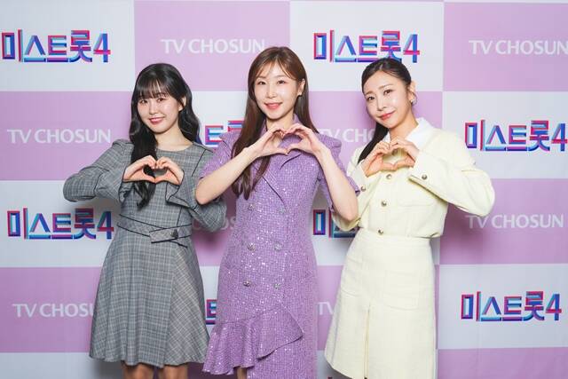 미스트롯4에서 가수 홍성윤이 3위, 이소나가 1위, 허찬미가 2위(왼쪽부터)에 올랐다. /TV조선