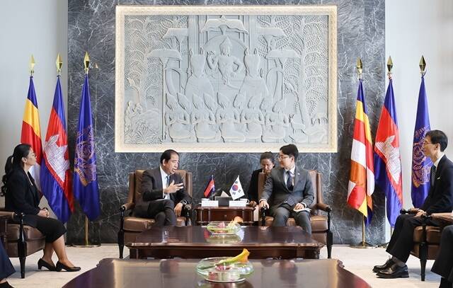 임광현 국세청장(오른쪽)은 지난 12일(현지 시간) 캄보디아 프놈펜에서 꽁 위볼(Kong Vibol) 캄보디아 국세청장과 제5차 한-캄보디아 국세청장 회의를 열었다. /국세청