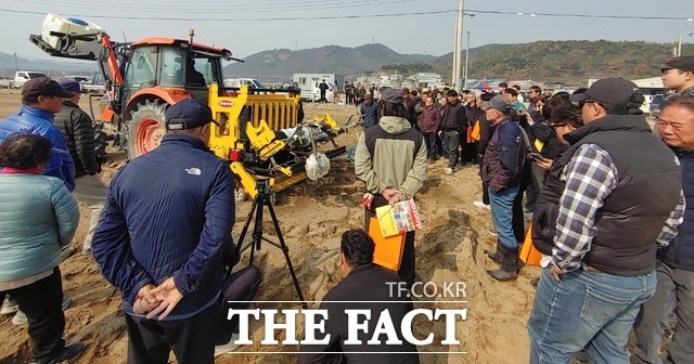 경북 고령군은 13일 개진면 부리 마늘 재배 포장에서 동고령농협 마늘기계화협의체 주관으로 밭농업 기계화 우수 모델 육성사업 마늘 파종기 현장 연시회를 열었다. /고령군