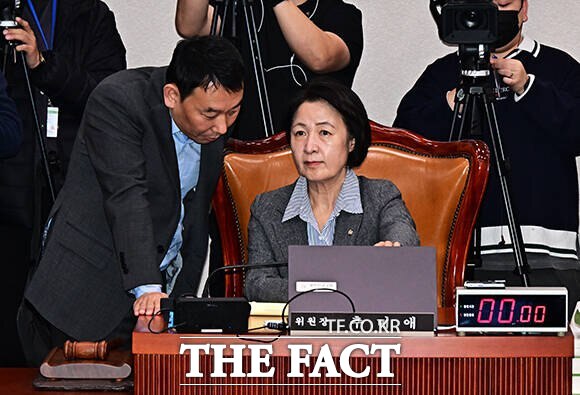 추미애 국회 법제사법위원장과 법사위 여당 간사 김용민 의원은 정부가 마련한 공소청·중수청(중대범죄수사청) 법안의 수정을 요구하고 있다. 사진은 지난해 11월 11일 국회에서 열린 법사위 전체회의에 참석해 김 의원과 대화하는 추 위원장. /배정한 기자