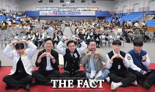 2025 충남 청년 JOB Planning Day에 참가한 김태흠 충남지사가 청년들과 함께 기념 촬영을 하고 있다. /충남경제진흥원