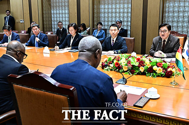 인사말 하는 조 드라마니 마하마 가나 대통령.