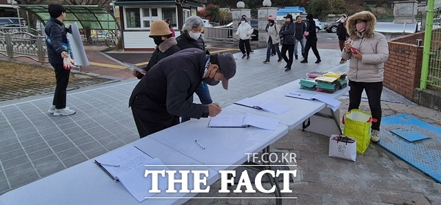 우주항공복합도시 건설 특별법 제정을 촉구하는 서명운동 모습. /사천시