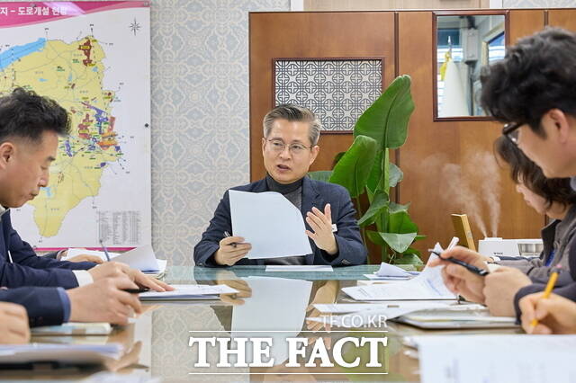 김범수 아산시 부시장이 중동 사태에 따른 지역 경제 영향 점검을 위해 실국장 비상경제 점검회의를 주재하고 있다. /아산시