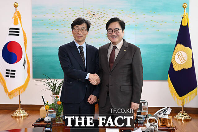 우원식 국회의장(오른쪽)이 13일 오전 서울 여의도 국회 의장집무실에서 송상교 진실화해위원장을 접견하며 기념촬영을 하고 있다. /국회=남용희 기자