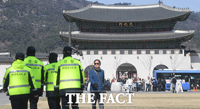 그룹 방탄소년단(BTS)의 광화문 공연이 일주일여 앞으로 다가온 13일 오후 서울 종로구 광화문 일대에 배치된 경찰들이 현장 안전을 위한 근무를 하고 있다. /박상민 기자