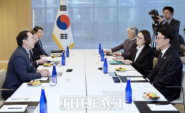 김민석 국무총리(오른쪽)가 12일 오후(현지시간) 미국 워싱턴 D.C. 콘래드 호텔에서 앤디 킴(Andy Kim) 상원의원과의 면담에 앞서 기념촬영을 하고 있다. /국무총리실