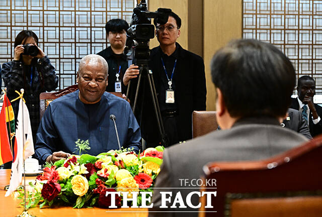 인사말 하는 조 드라마니 마하마 가나 대통령.