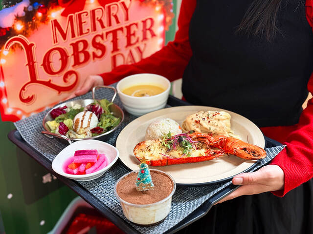 치솟는 외식 물가로 직장인들의 점심 한 끼 부담도 나날이 커지는 실정이다. 이런 상황에서 대내외 경기 불황으로 지갑을 열지 않으려는 분위기가 조성되면서 직장인들의 점심은 구내식당으로 향하고 있다. /CJ프레시웨이