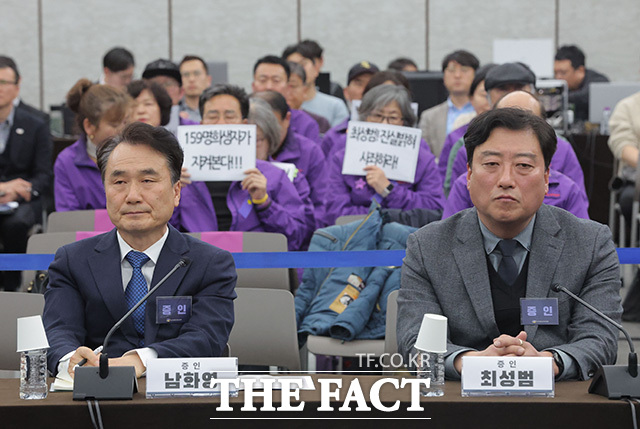 최성범 전 용산소방서장(오른쪽)과 남화영 전 소방청장 직무대리가 청문위원의 질의를 듣고 있다.