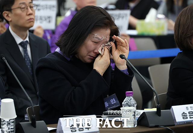 송은영 이태원역장이 13일 오전 서울 중구 은행회관에서 열린 10·29 이태원 참사 진상규명 청문회에 출석해 눈물을 흘리고 있다. /송호영 기자