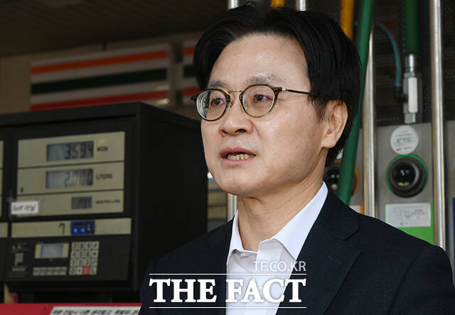 김정관 산업통상부 장관이 13일 오전 서울 마포구 한 주유소에 방문해 취재진의 질문에 답하고 있다. /박상민 기자