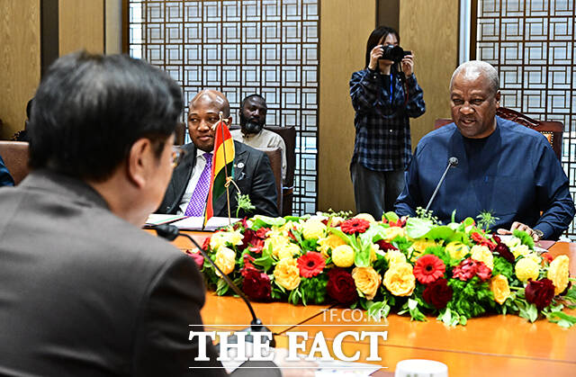 인사말 하는 조 드라마니 마하마 가나 대통령.